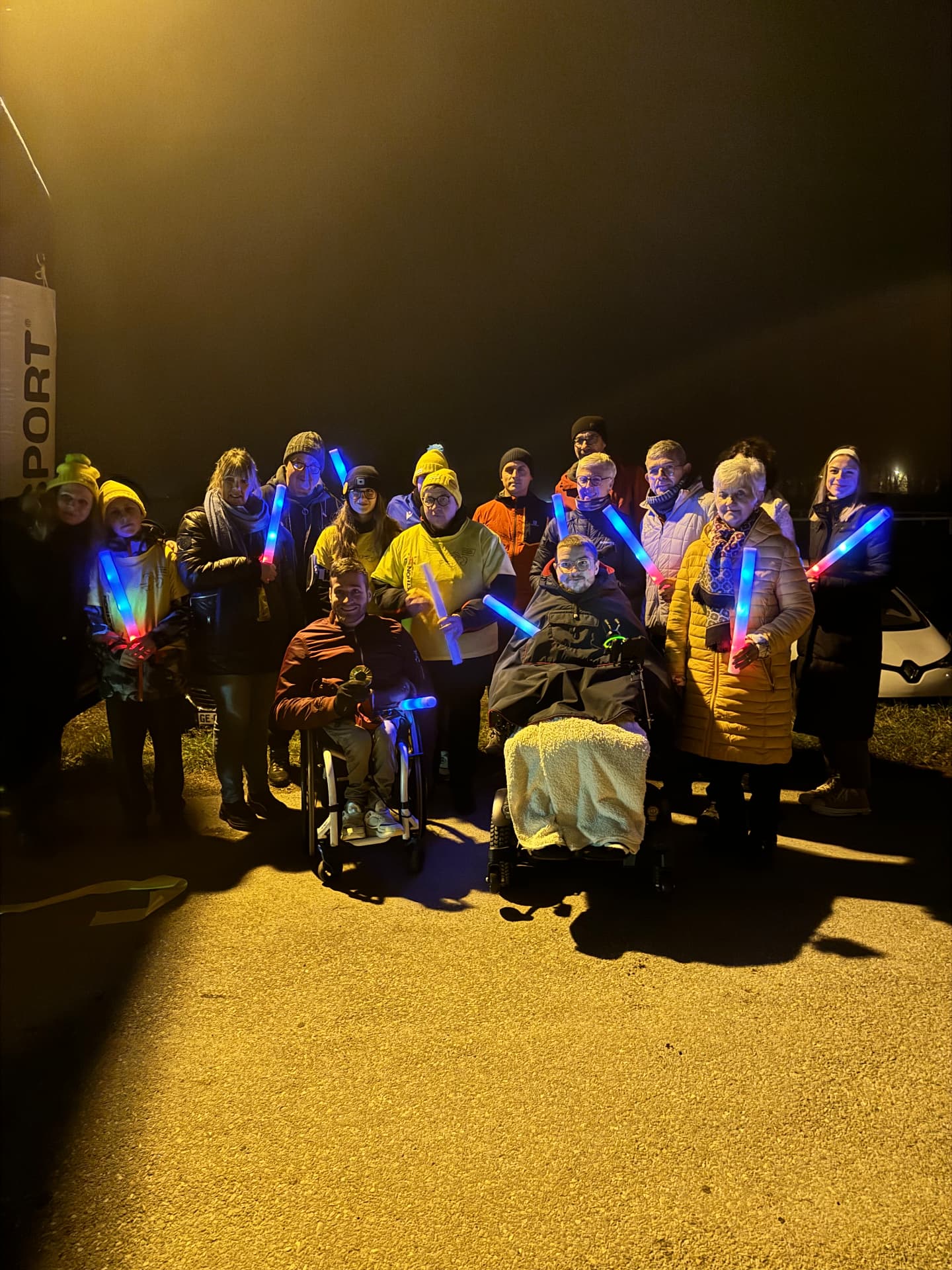 Participants réunis avec des bâtons lumineux lors de l'édition 2024