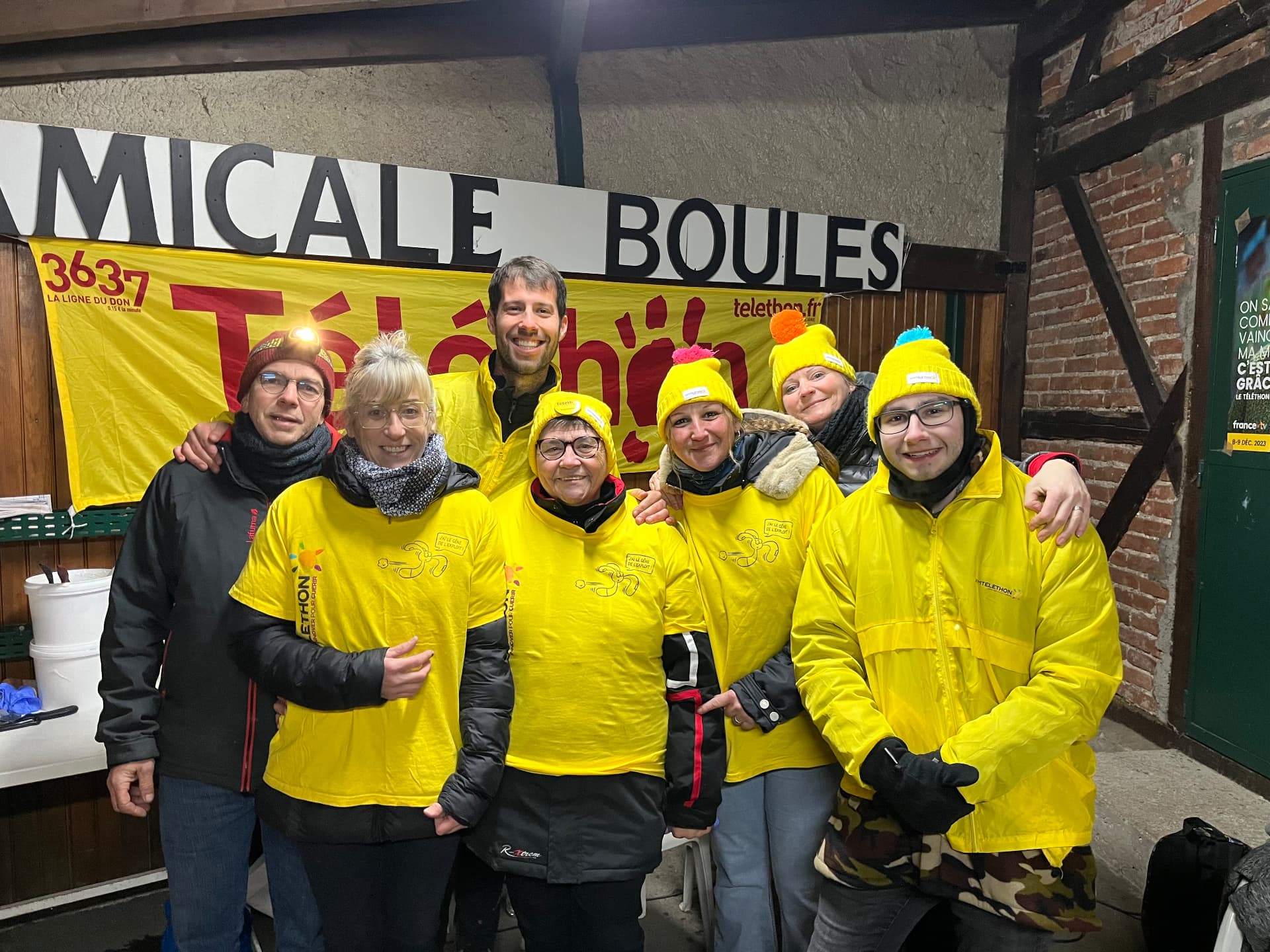 Équipe de bénévoles en jaune lors de la troisième édition des 24H de Sélestat
